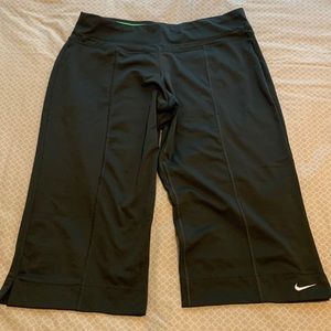 Women’s Nike dry-fit knee length active bottoms